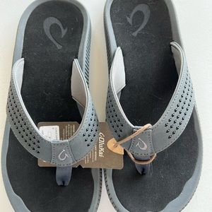 Olukai flip flops NWT mens size 9 gray/black